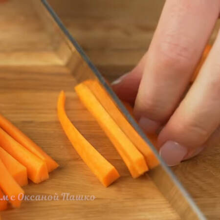 Морковь нарезаем сначала пластинками, а затем брусочками.