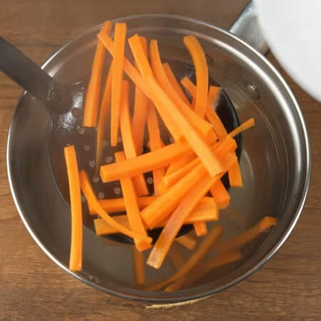  Прошло 5-7 минут. Вынимаем брусочки моркови из воды.  Морковка стала альденте.

