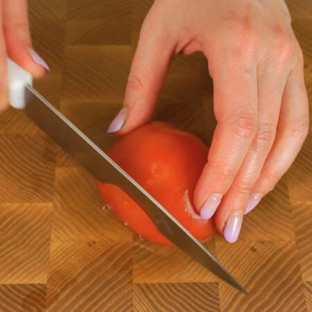 Теперь приготовим украшения для салата.
Берем половинку помидора и отрезаем крайние части с двух сторон.