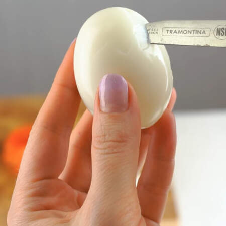 Вырезаем ромашки из яйца, для этого понадобится нож с острым концом. Ножом делаем зигзагообразные разрезы вокруг яйца прорезая его до середины.