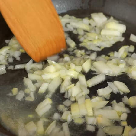 Нарезанный лук обжариваем на сковороде с небольшим количеством сливочного масла.