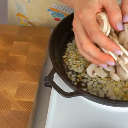 Нарезанные грибы кладем в сковороду к луку.