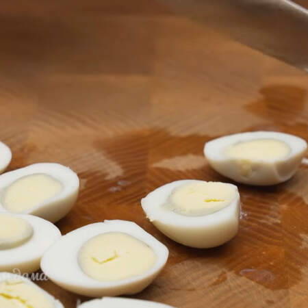 6 вареных перепелиных яиц разрезаем вдоль на 2 половинки.