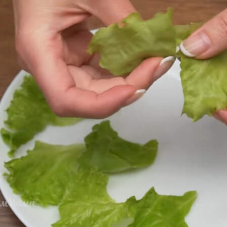 Листья салата разрываем на более мелкие части.