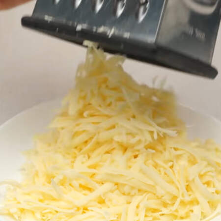 Подготавливаем остальные ингредиенты.  200 г сыра трем на крупной терке, я взяла сыр чеддер, но можно взять любой твердый сыр, который хорошо плавится.