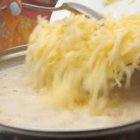 В конце варки в суп добавляем тертый сыр и перемешиваем до его растворения.