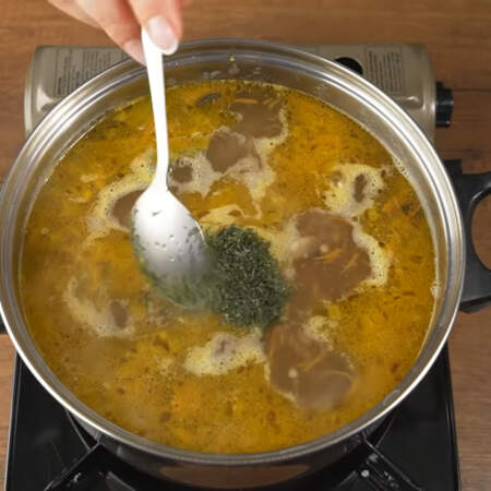Когда суп закипит добавляем нарезанную зелень. Я добавила замороженный укроп. Все перемешиваем и снимаем с огня.
Суп готов, можно подавать на стол.