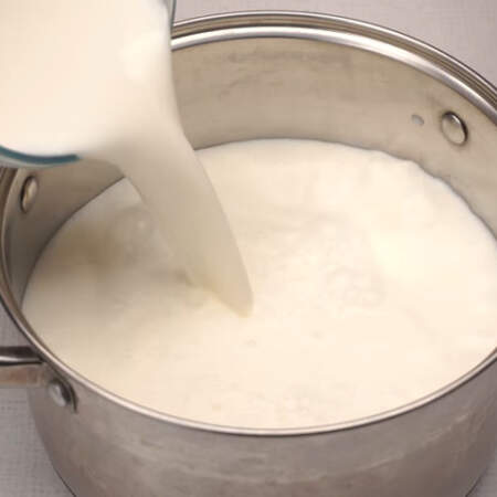 В кастрюлю наливаем 2 литра молока жирностью не менее 2.5 %