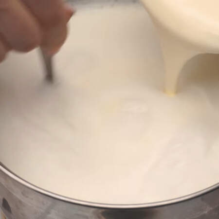 Как только молоко закипело, тонкой струйкой вливаем в него сметанную смесь, при этом постоянно перемешивая.