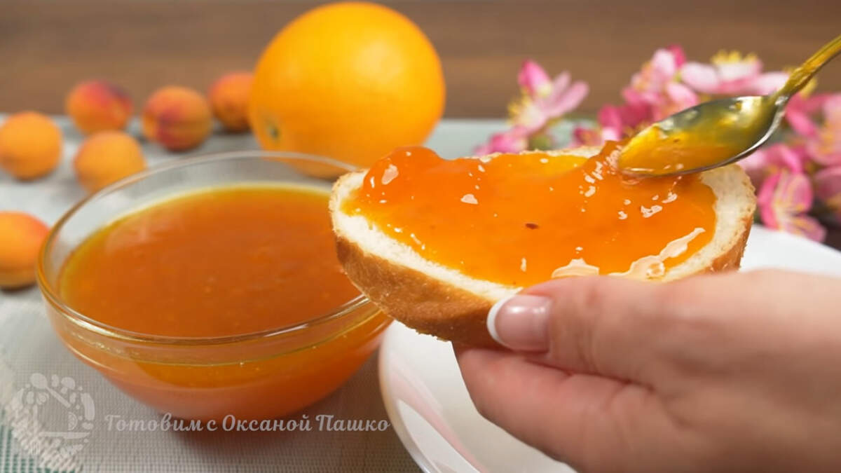 Варенье получилось очень вкусным и ароматным. Когда варенье только сварилось и еще горячее чувствуется только вкус цитрусовых, но после остывания варенье становится очень вкусным и гармоничным. В нем прекрасно сочетается приятный абрикосовый вкус и ароматный привкус апельсинов.