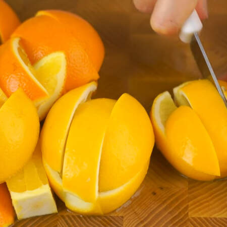 Апельсины и лимоны моем и режем на куски. Косточки удаляем.