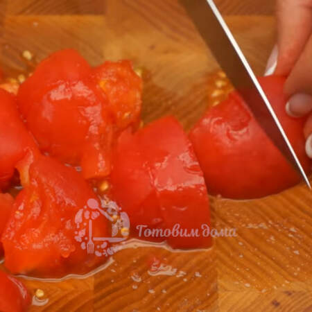 Очищенные помидоры нарезаем крупными кусками.