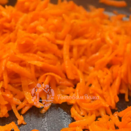 Тертую морковь также разделяем на 2-3 порции и обжариваем ее на сковороде до мягкости.
