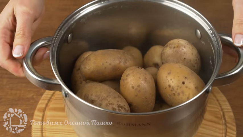 Когда картофель сварился, сливаем воду и оставляем его остывать.
