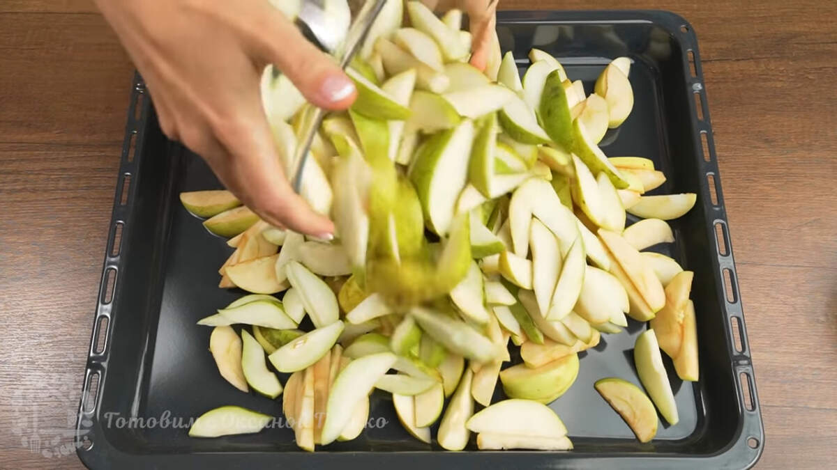 На большой противень от духовки высыпаем подготовленные яблоки и груши. Равномерно их распределяем их по противню.
