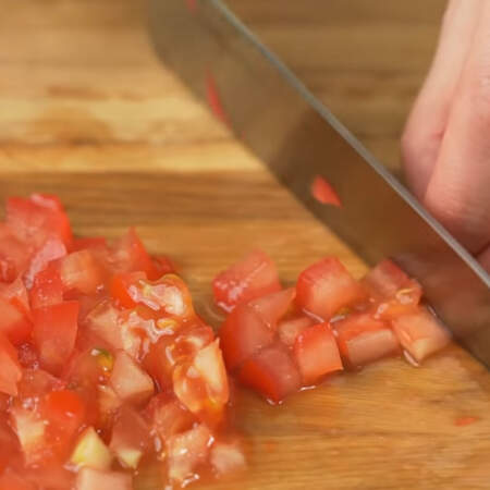 2-3 помидора, в зависимости от размера, нарезаем сначала на пластинки, а затем режем небольшими кубиками.