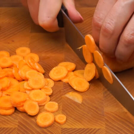 2 небольшие молодые морковки нарезаем кружочками. Также можно взять одну большую морковь и натереть её на крупной терке.