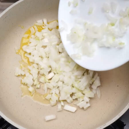 На раскаленную сковороду с небольшим количество растительного масла кладем нарезанный лук.