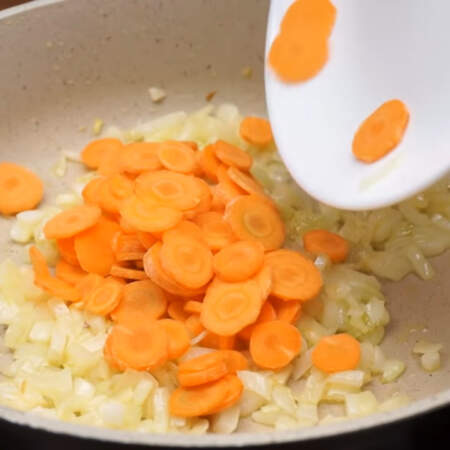  Когда лук немного подзолотиться добавляем к нему морковь. 