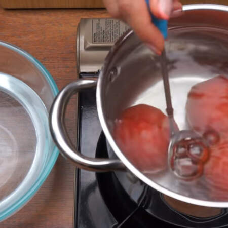 Подготовленные помидоры кладем в кипящую воду на 10 секунд. 