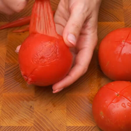 Теперь помидоры очень легко очищаются от кожуры. Подхватываем ее в том месте, где делали надрез и снимаем целыми лоскутами.