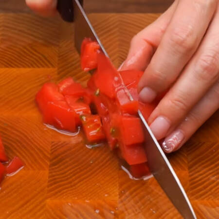 Очищенные помидоры нарезаем кубиками.