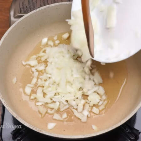 В сковороду с небольшим количеством растительного масла кладем лук. Пассеруем его до золотистости.