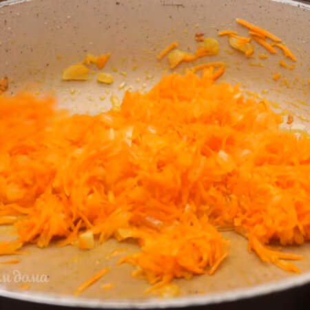 Все перемешиваем и пассеруем еще несколько минут до мягкости морковки.