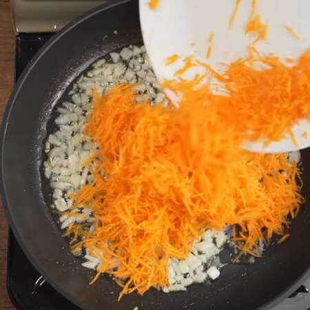 К луку добавляем подготовленную морковь и пассеруем ещё 2-3 минуты до мягкости. 