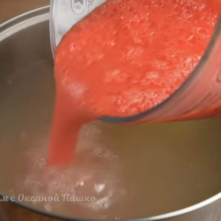 В кастрюлю к картошке наливаем приготовленный томат. Все перемешиваем и доводим до кипения. 