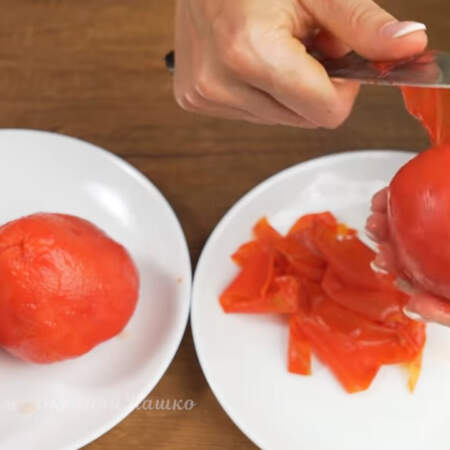  Через 1-2 минуты помидоры вынимаем. Снимаем с них шкурку.