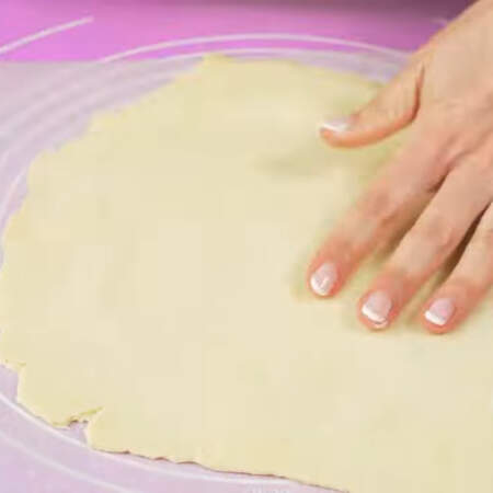 Раскатываем тесто в тонкий пласт.