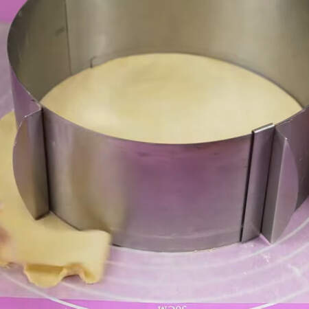  Вырезаем круг. Я вырезаю круг с помощью раздвижного кулинарного кольца, также круг можно вырезать крышкой от кастрюли, или с помощью любого другого круглого предмета и ножа. Лишнее тесто убираем.