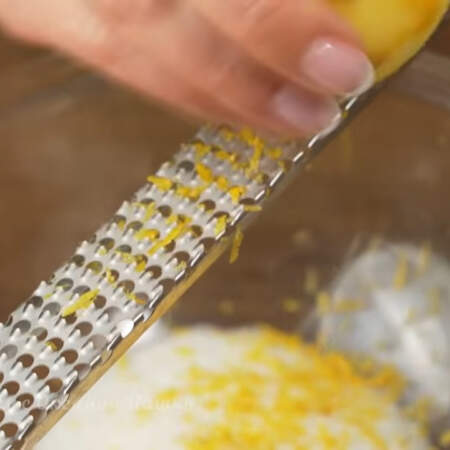 Теперь приготовим лимонный курд, его тоже нужно приготовить заранее, как и бисквит.
Берем 110  сахара и к нему трем лимонную цедру одного лимона. Используем только желтую часть, она очень ороматная и не горчит.