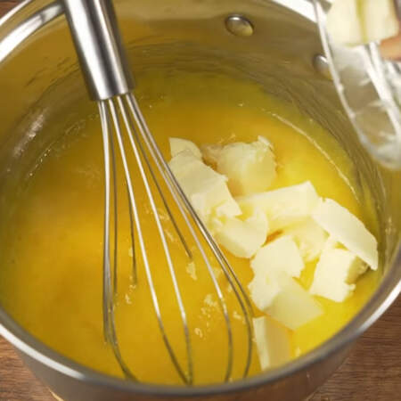 В еще горячую лимонную смесь добавляем 70 г сливочного масла.