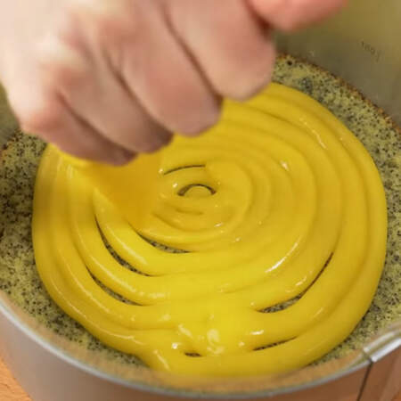 На середину бисквита наносим половину лимонного. Формируем из него круг, примерно 2 см от края оставляем незаполненными.