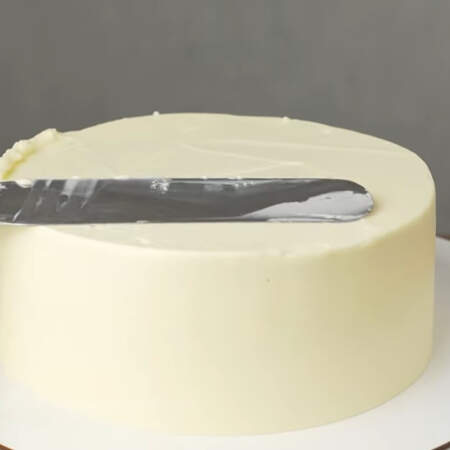 Если нужно, то можно нанести и еще один слой крема, чтобы торт стал максимально ровным.
