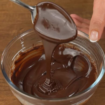 Проверить консистенцию шоколадной глазури можно полив ее на перевернутый холодный стакан. Глазурь должна стечь до половины стакана и остановиться.
