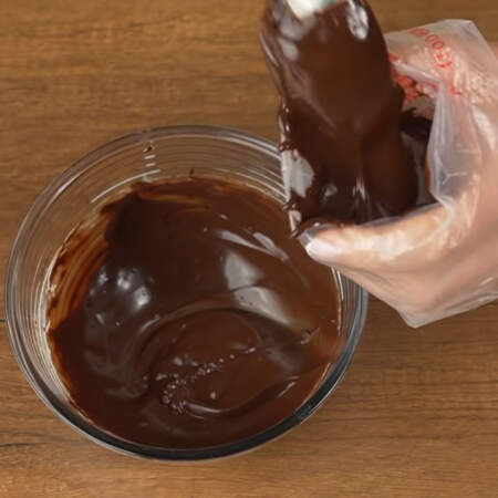 Готовую шоколадную глазурь перекладываем в кулинарный мешок.