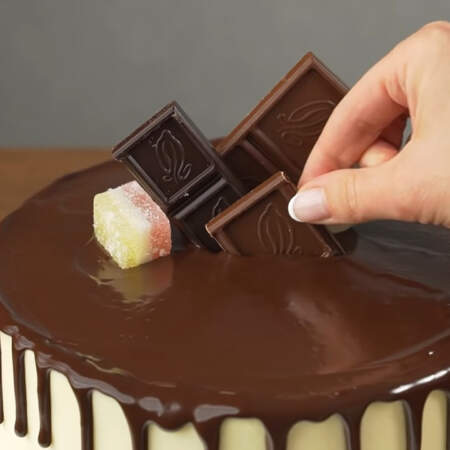 Сверху торт украшаем разными сладостями. В центре я поставила кусочки шоколада. 