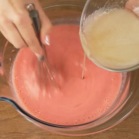 Распущенный и нагретый желатин вливаем в клубнично-йогуртовую смесь. Вливаем небольшими порциями, каждый раз перемешивая. 
