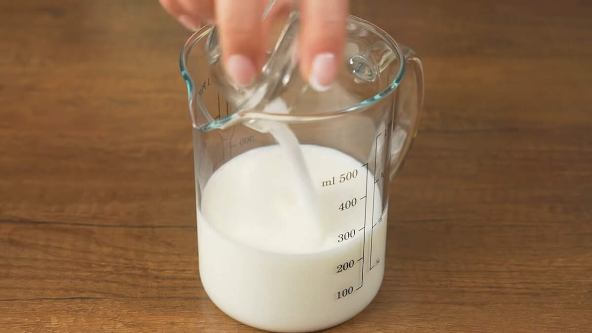 Берем 250 мл молока и насыпаем в него 1 ст. л. сахара. Перемешиваем.