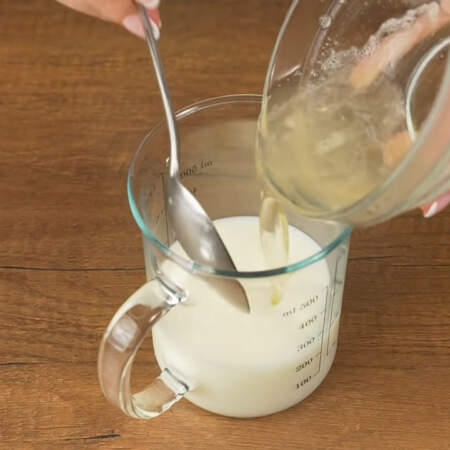 Распущенный желатин выливаем в молоко с сахаром. Молоко должно быть комнатной температуры. Все перемешиваем.