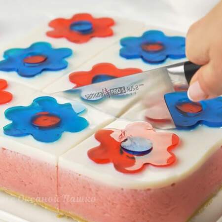 Готовый торт нарезаем порционными кусками и подаем на стол.