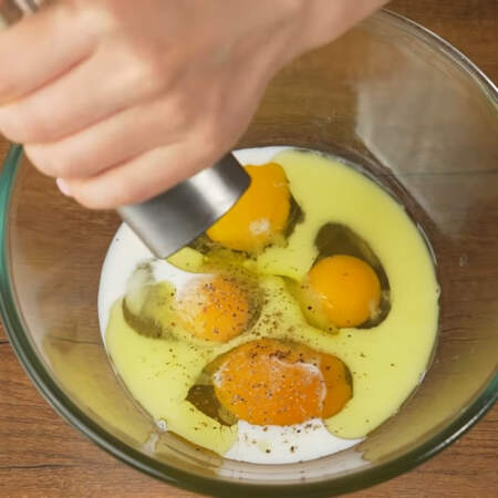 В отдельную миску разбиваем 4 яйца, наливаем 4 ст.л. молока, 4 ст.л. растительного масла, насыпаем примерно половину столовой ложки соли, перчим черным молотым перцем. 