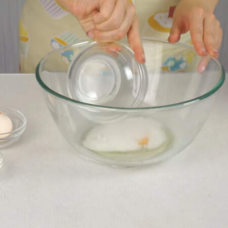 В миску разбиваем яйцо, добавляем соль и сахар. 