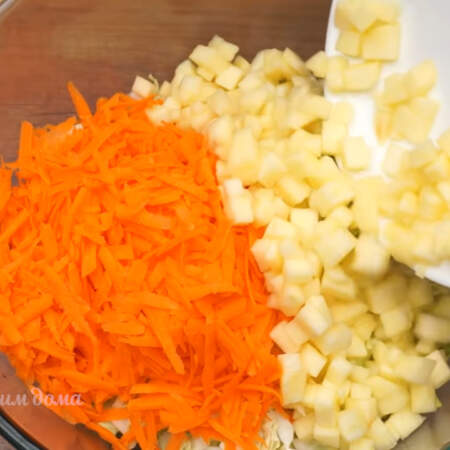 В большую миску кладем подготовленную пекинскую капусту, тертую морковь и нарезанное яблоко.