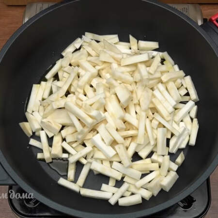 Подготовленный сельдерей кладем на сковороду с небольшим количеством растительного масла. 