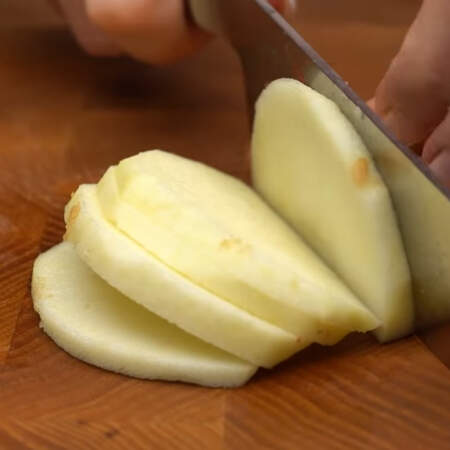 1 большое кисло-сладкое яблоко чистим от сердцевины и кожуры. Четвертинки яблок сначала нарезаем пластинками