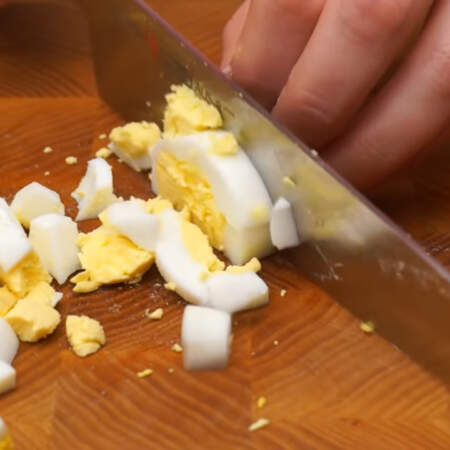 Подготовим остальные ингредиенты для салата. 3 вареных яйца нарезаем кубиками.